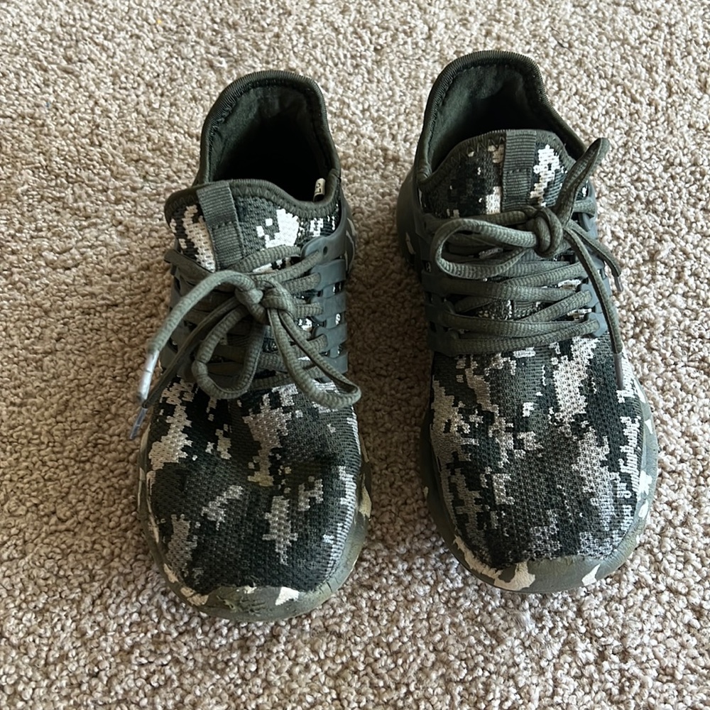 Camo boy sneakers